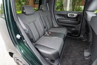 後席は座面のスライド機構(左右一体)と背もたれのリクライニングが可能。写真は座面を一番後ろに固定したところ。