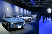 会場の入り口には、初代から15代目までの歴代「クラウン」が、開発を担当した主査の写真やその言葉とともに展示されていた。