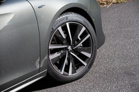 シャープな意匠のツートンのアルミホイール。タイヤサイズは235/45ZR18で、テスト車には「ミシュラン・パイロットスポーツ4」が装着されていた。