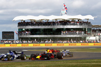 メルセデス、フェラーリに次ぐ3番手のポジションにいるレッドブルにとって待望の雨が予選で降ったものの、ダニエル・リカルド(写真中央)のマシンはQ1中にトラブルが発生してストップ。リカルドは19番グリッドスタートと大きなハンディを背負ってレースに臨み、テールエンダーを次々と追い抜きながら結果5位完走。連続表彰台は「5」で途絶えたが、見事な挽回劇を披露した。チームメイトのマックス・フェルスタッペンは4位だった。(Photo=Red Bull Racing)