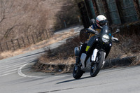 車体の骨格にはクロームモリブデン鋼のトレリスフレームを採用。重い荷物の積載や過酷な悪路走行に耐えられる強靭(きょうじん)さを追求しつつ、エンジンを剛体として用いることで一部のフレームを省略し、軽量化・コンパクト化も実現している。