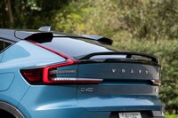 テールゲートを左後方から眺めてみる。スポイラーがルーフエンド(2分割)とボディーエンドの2段構えになっていることが分かる。