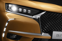 LEDを制御し走行状況に最適な配光を実現する「DSアクティブLEDビジョン」。