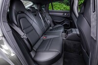 13万9000円のオプションである「4+1シート」を選択した試乗車の後席は3人掛けになっている。背もたれは4:2:4の分割可倒式。