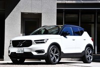 2018年3月に国内販売が始まった、ボルボのコンパクトSUV「XC40」。2020年8月には純内燃機関モデル「T4」「T5」と入れ替わる形で、48Vハイブリッドシステムを搭載する「B4」「B5」(写真)が導入された。PHVもラインナップされている。