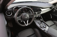 ダッシュボードを大きく湾曲させた、左右非対称のデザインが目を引くインストゥルメントパネルまわり。日本仕様の「ジュリア」は基本は右ハンドルだが、4WD車のみ左ハンドルとなる。