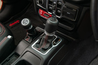 ヒルディセントコントロールは、ローレンジ選択時にシフトを手動変速モードに入れ、センタークラスターのスイッチを押すと作動。アップ/ダウンシフトの操作で車速を1km/hごとに調整できる。