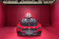 「オブシディアンブラック(メタリック)」と「MANUFAKTURガーネットレッド(メタリック)」のツートンペイントを採用した「メルセデス・マイバッハSL680モノグラムシリーズ レッドアンビエンス」。