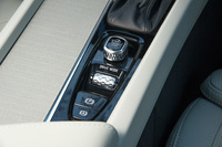 右側にひねることでエンジンを始動させるユニークなイグニッションスイッチと、ダイヤル式の走行モード切り替えコントローラー。ともに、指に触れる部分に凹凸をつけた、凝った意匠となっている。