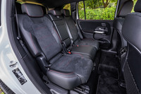 2列目シートにはリクライニング機能と、前後140mmのスライド機構が備わる。操作はいずれも手動で行う。