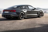 ほった「まぁ、ワタシ個人としては『アウディe-tron GT』のほうが断然いいと思うんですけどね。面にメリハリがあって」
清水「確かに、こちらも捨てがたいね」
