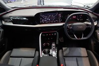 車内前方は、液晶画面が広い面積を占める。助手席専用の10.9インチMMIパッセンジャーディスプレイはオプションとして用意される。