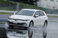 タイヤ交換寸前の残溝2mmに調整された205/55R16サイズの「プライマシー5」装着車。当然新品タイヤより制動距離は延びたが、その差は予想以上に小さいものだった。「ぬれた路面でのグリップ力が長く最後まで続く」というプライマシー5のセリングポイントに偽りはないといえそうだ。