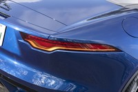 リアコンビランプは「Iペース」と同じライトグラフィックのLEDシケインシグネチャーライトに改められた。