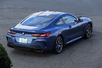 ボディーサイズは全長×全幅×全高=4855×1900×1345mm。ボディーの各所にカーボンファイバーやアルミが多用されているが、テスト車の車両重量は1990kgに達していた。