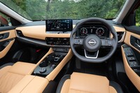 上質感あふれるタンの内装色はオプションのナッパレザーシートに含まれている。樹脂部分の質感も先代とは比較にならないほど高く、「上質さ」を目指したとのうたい文句にも納得だ。