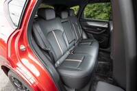 「XDハイブリッド」の場合は40:20:40分割式の後席だが、一部グレードでは60:40分割になるなど細かくつくり分けている。