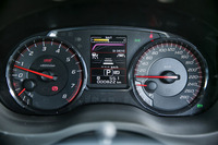 STIロゴ入りのルミネセントメーター。中央には、カラー液晶のマルチインフォメーションディスプレイがレイアウトされる。