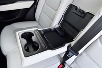 後席の中央席は左右席のひじ掛けを兼ねる。小物入れやカップホルダー、シートヒーターのスイッチがレイアウトされている。