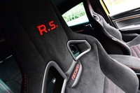 シートやステアリングホイール、グラブボックス周辺にはルノー・スポールを象徴するロゴが添えられる。そのプライドが伝わるディテールだ。