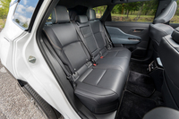 後席の足元空間は「クラウン クロスオーバー」と変わらないが、天井まわりが圧倒的に広く、座面高もフロントと同じ650mmとなっている(クロスオーバーは610mm)。