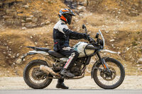 取り回しのしやすさや足つきのよさから、最近人気が高まっている中型のアドベンチャーモデル。新型「ヒマラヤ」も足つき性は良好で、身長170cmの標準的な日本人体形の筆者でも、ご覧のとおりだ。