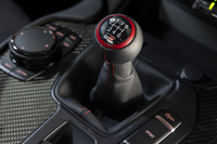 6段MT車のシフトレバーにはこれまでの「GR」ロゴに加えて、新たに赤いリングと赤いステッチが加えられた。この個体は総走行距離が1200kmほどの下ろし立てだったためか、2速の入りがちょっと渋かった。