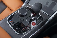 変速機はシフトスケジュールを変えられる「Mドライブロジック」付きの8段AT。右に倒して手前に引くとドライブに、左に倒して前方に押すとリバースに入る。