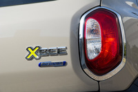 リアに装着される「XBEE」のバッジは、存在感のある大きなサイズだ。