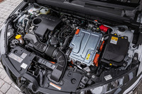 1.6リッターエンジンと駆動用および発電用の2基のモーター、ドグクラッチ採用のマルチモードAT、容量1.2kWhのリチウムイオンバッテリーからなる「E-TECHフルハイブリッド」を搭載。22.8km/リッターのWLTCモード燃費が自慢だ。