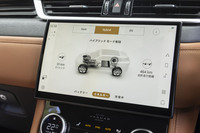 センターコンソールの中央に配置されたディスプレイにパワーマネジメントが表示される。シフトパネルのスイッチ操作のほか、この画面を直接タッチして、「ハイブリッド」「セーブ」「EV」の3種類からプラグインハイブリッドの制御モードを選択することもできる。