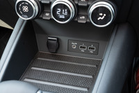 最新のモデルらしく携帯端末とのコネクティビティ―も充実。センターコンソールには2つのUSBポートと12V電源が用意されている。