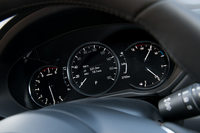 「Lパッケージ」では、メーターパネルの中央にTFT液晶の「7インチマルチスピードメーター」を新採用。さまざまな走行情報を、より少ない視点移動で確認できるようになった。