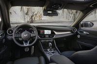 アルファ・ロメオのスポーツセダン「ジュリア」に入門グレード「スプリント」が登場の画像