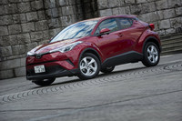 「C-HR」のエントリーグレードにあたる、ターボ車の「S-T」。日本仕様における駆動方式は、ハイブリッド車がFF、ターボ車が4WDとなる。