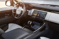 コックピット周辺は、高機能な高性能車にしてはシンプルな直線的デザインでまとめられる。従来のスイッチの多くは、センターディスプレイ内のメニューに置き換えられている。