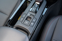 バッテリーの制御を切り替えたり、BEV走行モードを選択したりするのに用いる「EV/HVモード切替スイッチ(バッテリーチャージモード機能付き)」と「AUTO EV/HVモードスイッチ」は、センターコンソールの右側に追加されている。