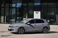 今回試乗した「ゴルフeTSIライフ」のボディーサイズは全長×全幅×全高=4289×1789×1483mm、ホイールベース=2620mm。ボディー前後のデザインがブラッシュアップされ、マイチェン前より全体がシャキッとした印象になっていた。