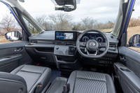 インテリアはダークウッド調のパネルとブルーのステッチで落ち着きのあるスポーティーな空間を演出している。