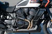 ブラックペイントが施された、排気量1252ccの水冷V型2気筒エンジン「Revolution Max 1250」。「リミテッド」ではトランスミッションにクイックシフターが標準装備となる。