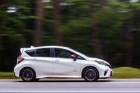 ボディーサイドに「e-POWER」のエンブレムを装着。赤く塗られたサイドシルプロテクターは「ノート」の「NISMO」シリーズに共通するアイテムで、前後のバンパーデザインとの統一性を図ったデザインになっている。