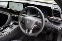 ステアリングホイールはオーソドックスな円形。ヒーターはリムの全周にわたって内蔵されている。