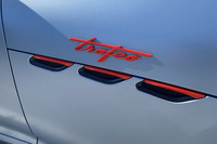 フロントフェンダーにはマセラティ伝統の3連エアベントが配置されている。今回試乗した「グラントゥーリズモ トロフェオ75thアニバーサリー」の車両本体価格は3660万円。