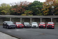 写真左から、「CX-8」「アテンザ」「アクセラ」「デミオ」「CX-3」「CX-5」。マツダでは「安価なクルマと高価なクルマで安全に差があってはならない」という考えのもと、新世代商品群にはすべて同水準の先進安全装備を用意している。