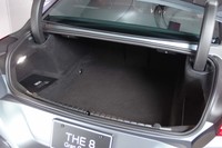 4ドアクーペでありながら独立したトランクルームを持つのが特徴。これによりキャビンの静粛性とボディーの剛性が高められた。