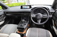 インストゥルメントパネルまわりは横基調のすっきりとした造形。内装色は3種類から選択可能で、試乗車はグレーとホワイトのツートンで仕立てられていた。