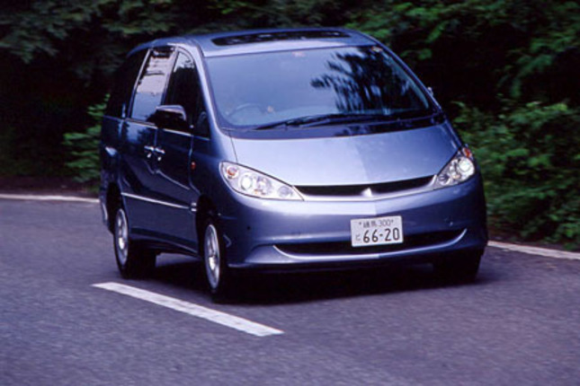 【スペック】(8人乗り):全長×全幅×全高=4770×1790×1780mm/ホイールベース=2900mm/車重=1850kg/駆動方式=4WD/2.4リッター直4DOHC16バルブ(131ps/5600rpm、19.4kgm/4000rpm)+交流同期電動機(フロント:13kW/1130から3000rpm、11.2kgm/0から1130rpm)(リア:18kW/1910から2500rpm、11.0kgm/0から400rpm)/車両本体価格=335.0万円