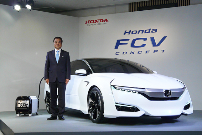 「ホンダFCVコンセプト」「ホンダ・パワーエクスポート コンセプト」とともに撮影に応じる、本田技研工業の伊東孝紳社長。