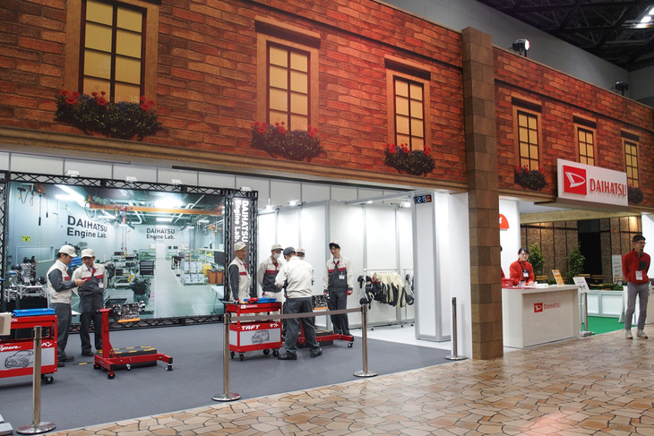 ダイハツブースの様子。