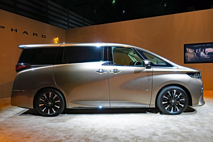 新型「アルファード/ヴェルファイア」のボディーサイズは先代とほぼ同じ。ただし、平板になりがちなボディーサイドに抑揚を持たせ、力強く堂々としたスタイルを表現したとされる。